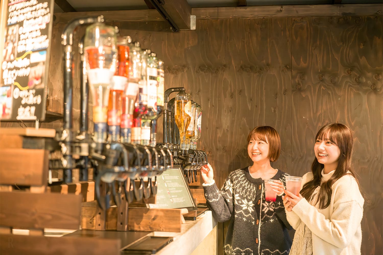 温かい飲み物を飲む女性たちの写真