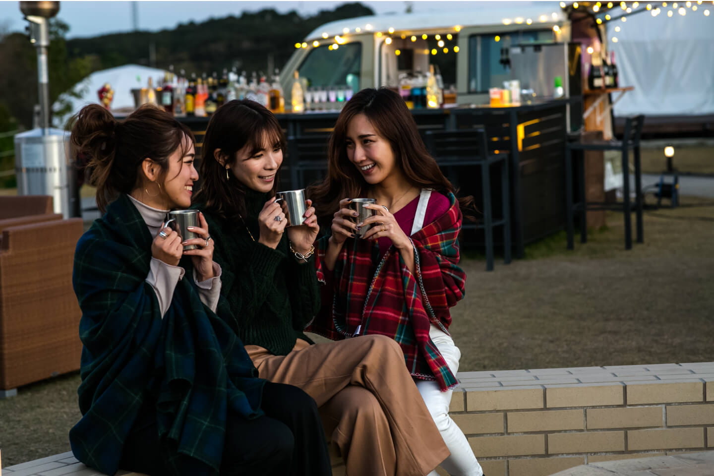 温かい飲み物を飲む女性たちの写真