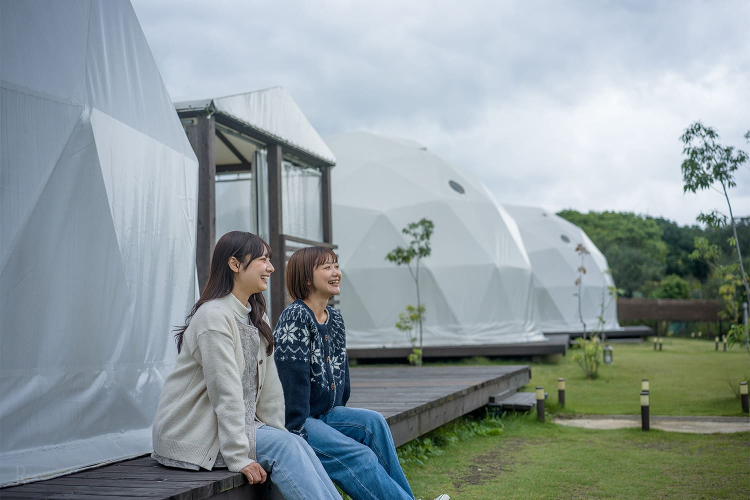 外でくつろぐ女性たちの写真
