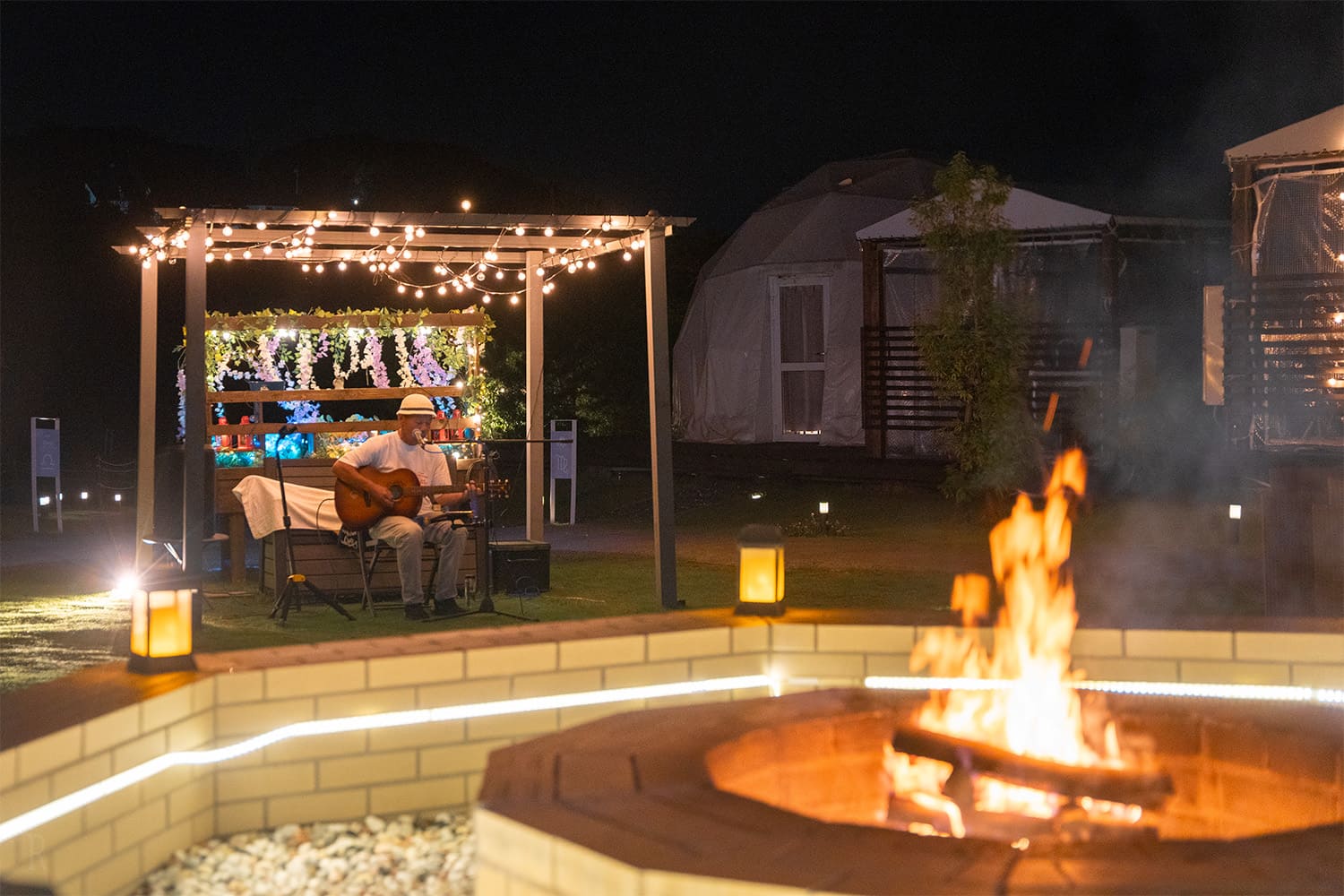焼きマシュマロを楽しむ女性たちの写真