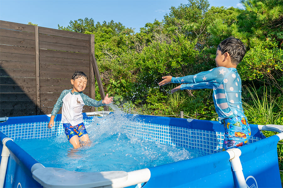 プライベートプールで水遊び