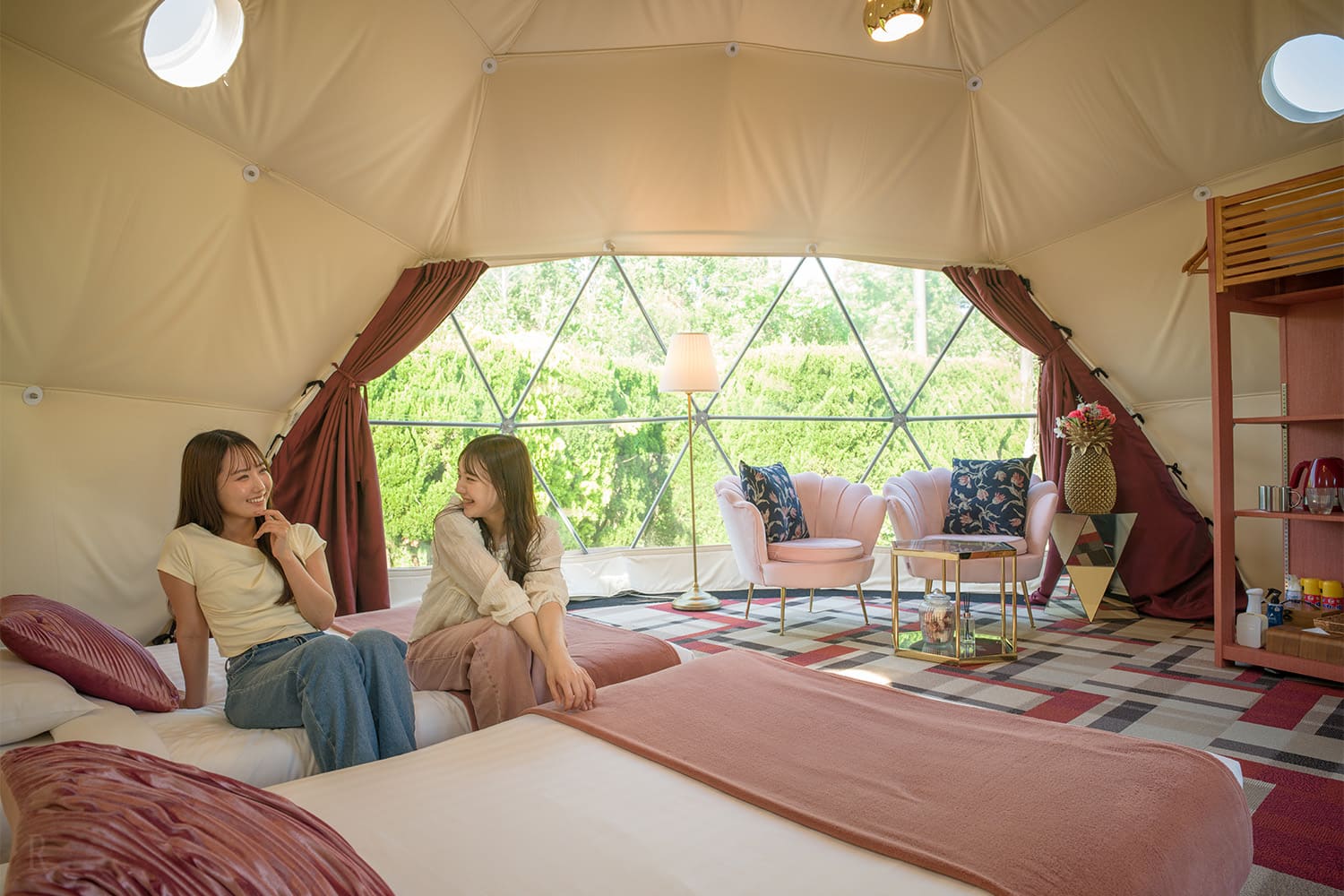 グランドーム伊勢賢島のテントのベッドでくつろぐ女性の写真